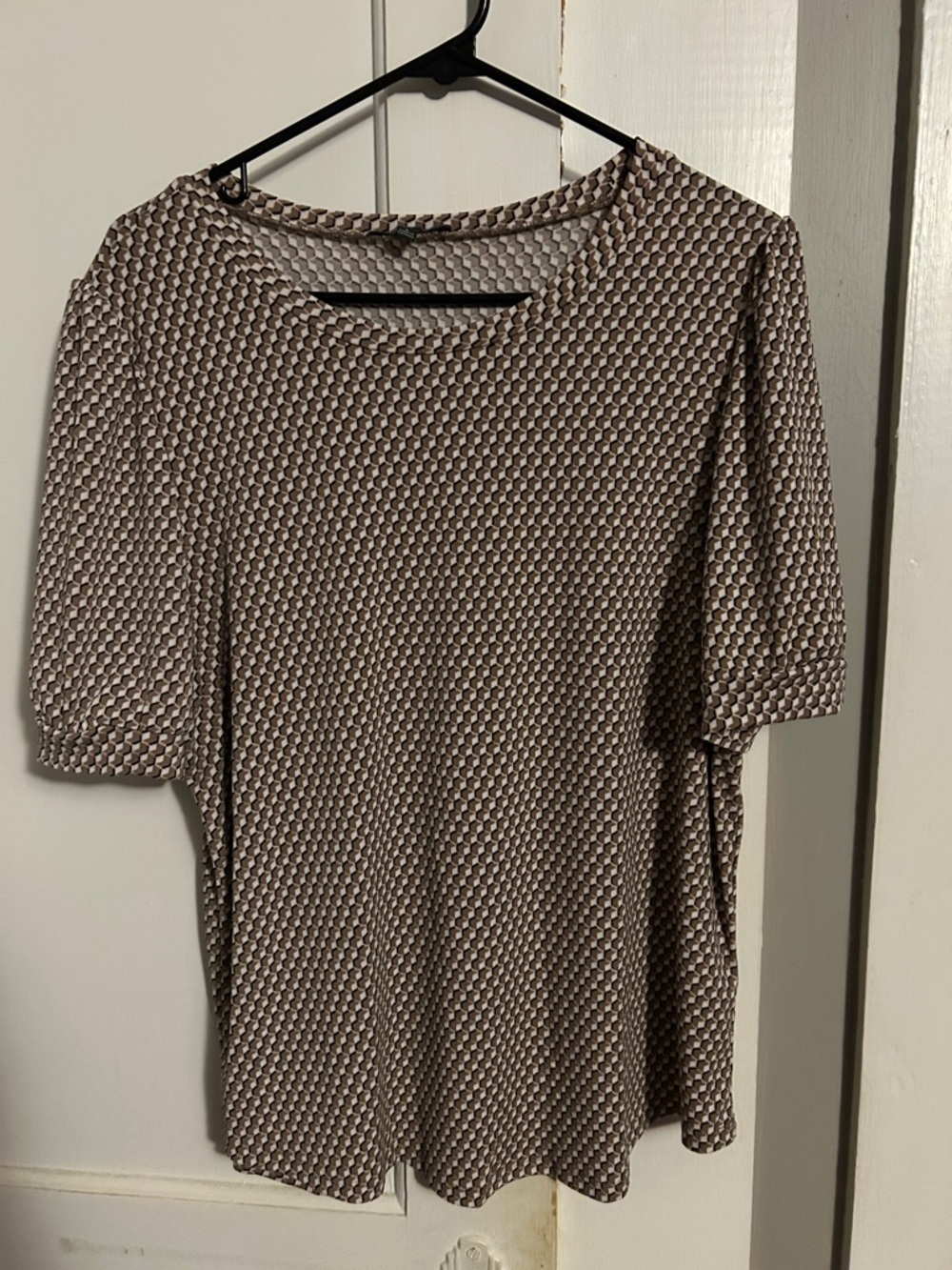 Adrianna Papell Taupe and Cream Geometric Short Sleeve Tee